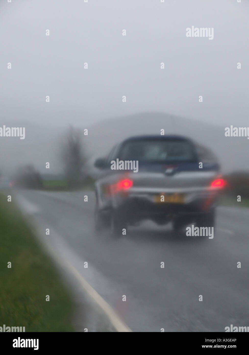 Les conducteurs de voitures dans Heavy Rain sur routes de campagne Banque D'Images