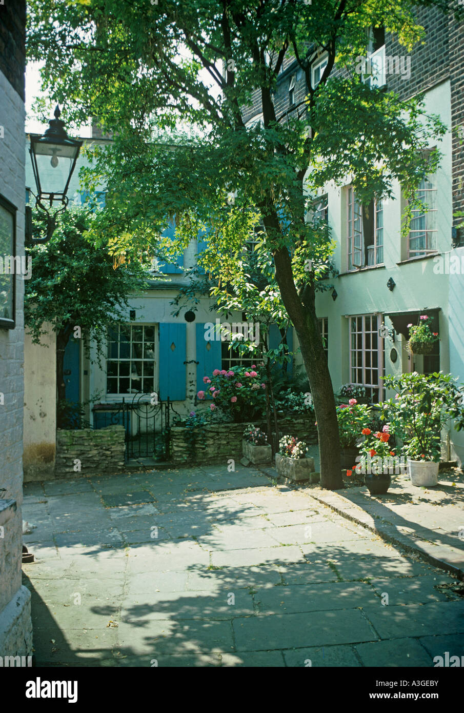 Carré d'or jolie petite cour avec maisons précieux au milieu de Hampstead Village au nord de Londres Banque D'Images