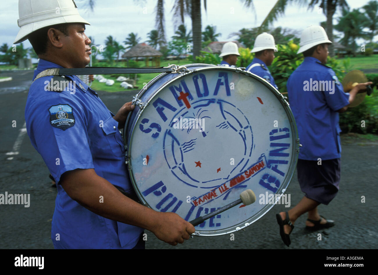 Le groupe joue la police Samoa après avoir pris part à la cérémonie de lever du drapeau tous les jours à l'extérieur de l'édifice gouvernemental à Apia, Samoa Banque D'Images