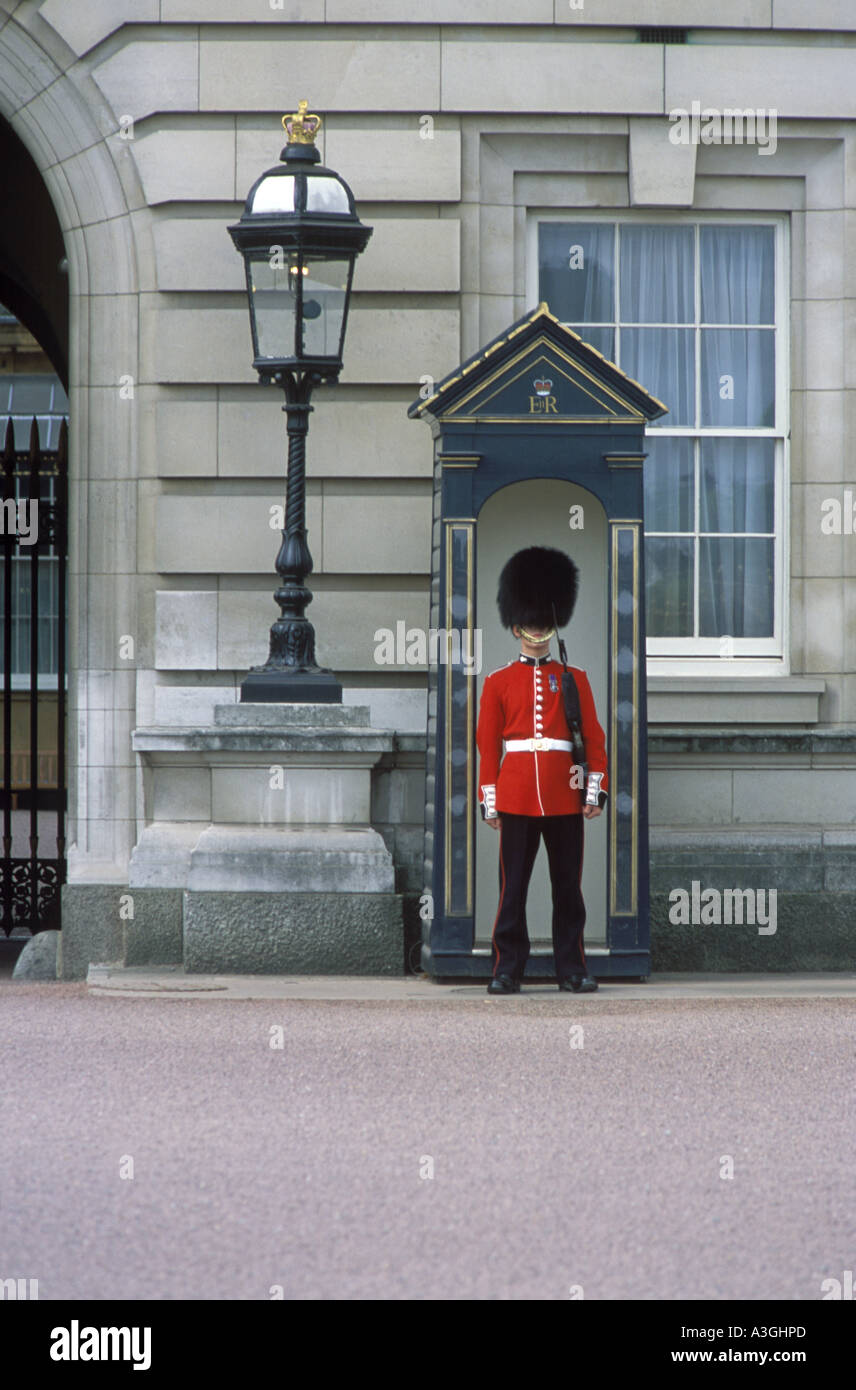 Une sentinelle monte la garde devant le palais de Buckingham à Londres, Angleterre Banque D'Images