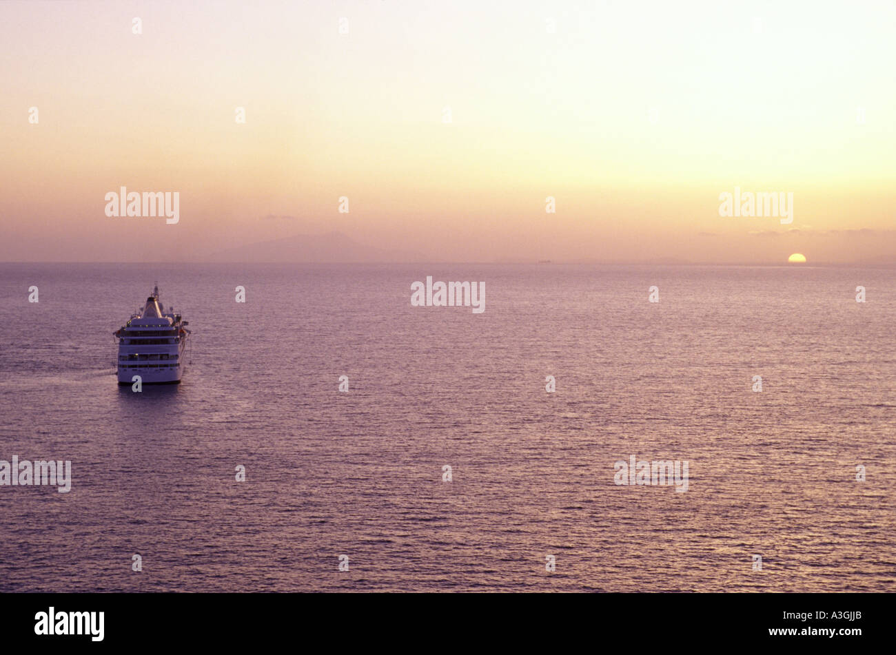 Un paquebot de luxe dans le golfe de Naples, vu de Sorrento Banque D'Images