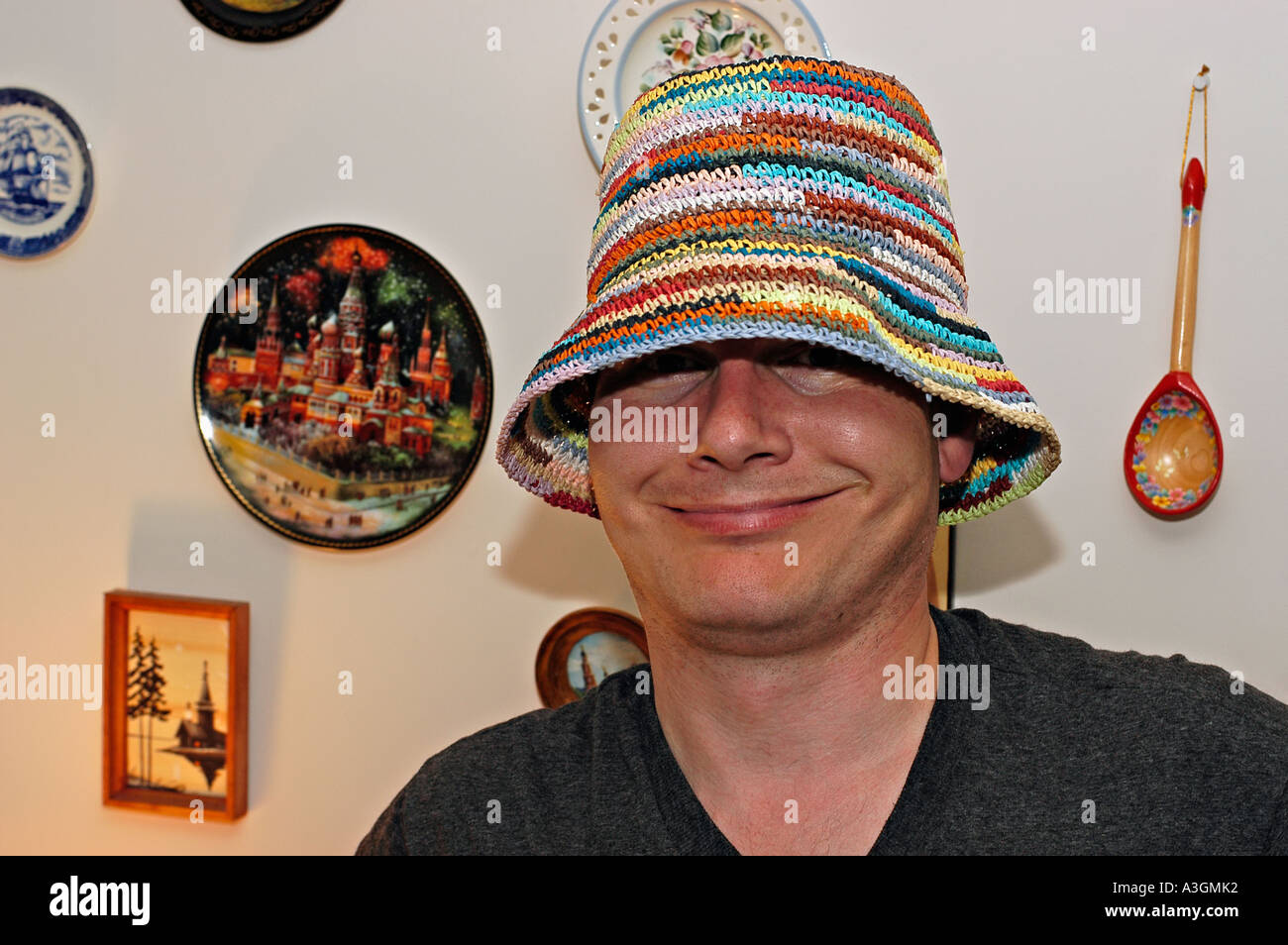 Un homme dans un chapeau ridicule Photo Stock - Alamy