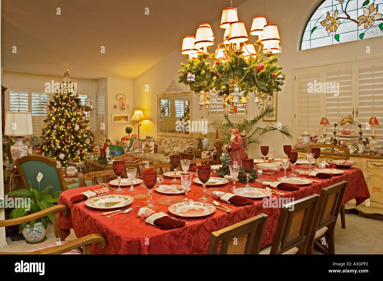 Table de salle à définir pour le dîner de Noël dans la salle de séjour
