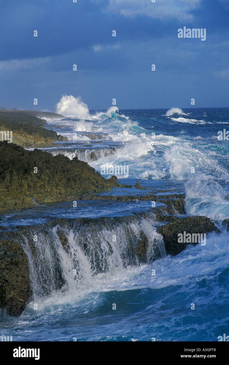 Vagues se brisant sur la côte au Parc National Shete Boka Boka à Wadomi Antilles Néerlandaises Curaçao pont naturel Banque D'Images
