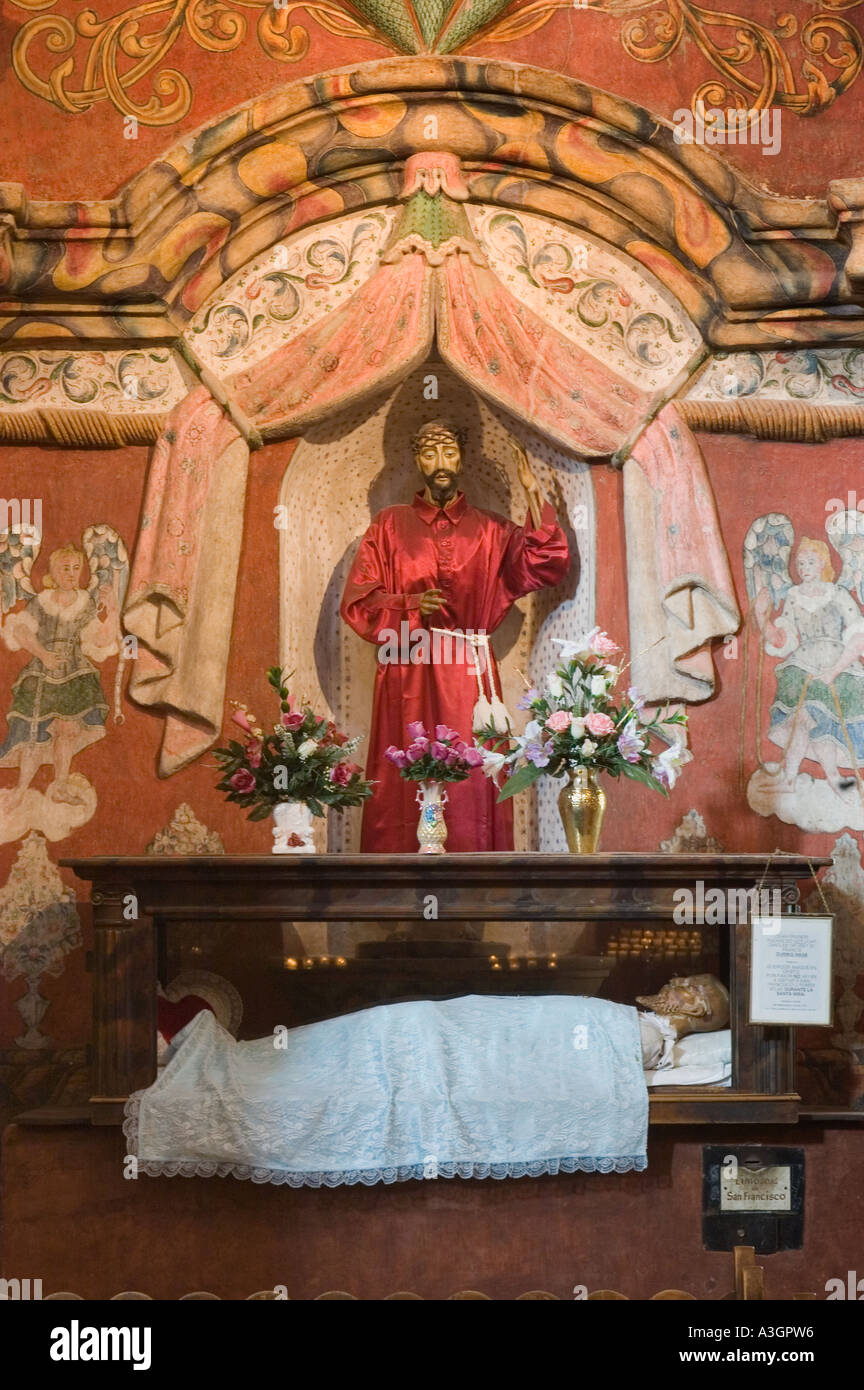 Statue de Saint François, couché dans l'intérieur de San Xavier del Bac Mission Tohono O'odham Indian Reservation Tucson Arizona Banque D'Images