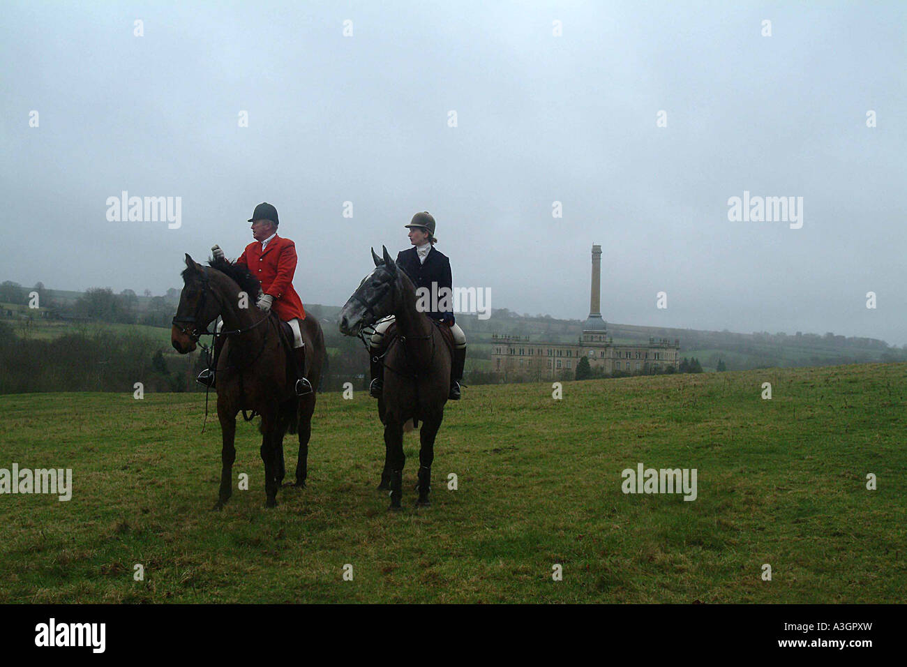 Heythrop Hunt membres au lendemain de Noël traditionnel rencontrez, Chipping Norton, Oxfordshire, ancien moulin avec bonheur à l'arrière Banque D'Images