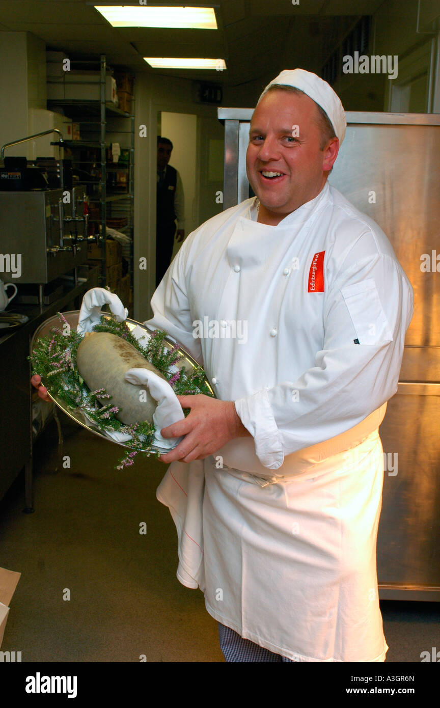 Chef avec haggis géant,Burns Night, Ecosse Banque D'Images