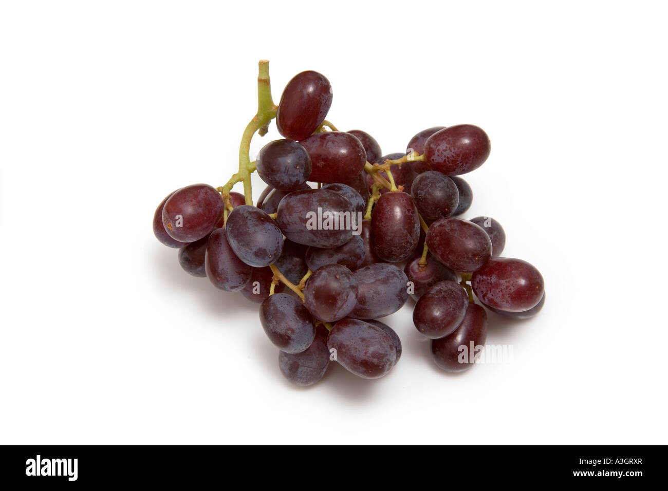 Raisin Rouge isolé sur fond blanc un studio. Banque D'Images Raisin Rouge isolé sur fond blanc un studio. Banque D'Images
