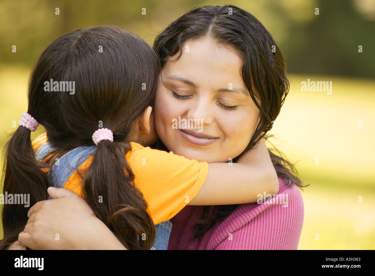 Mère et fille embrasser Banque D'Images