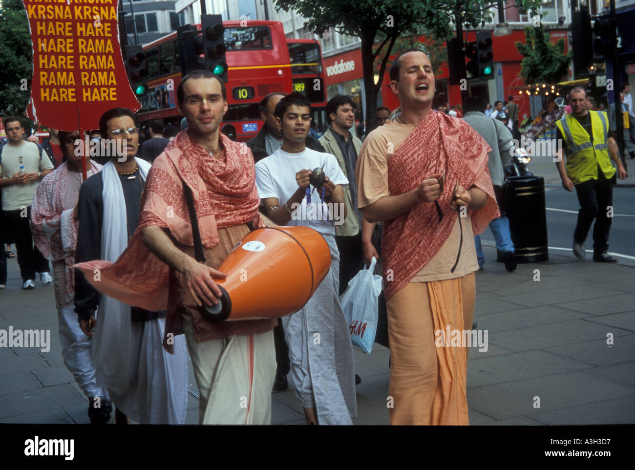 Les membres d'Hare Krishna hindouisme marchant à Londres Banque D'Images
