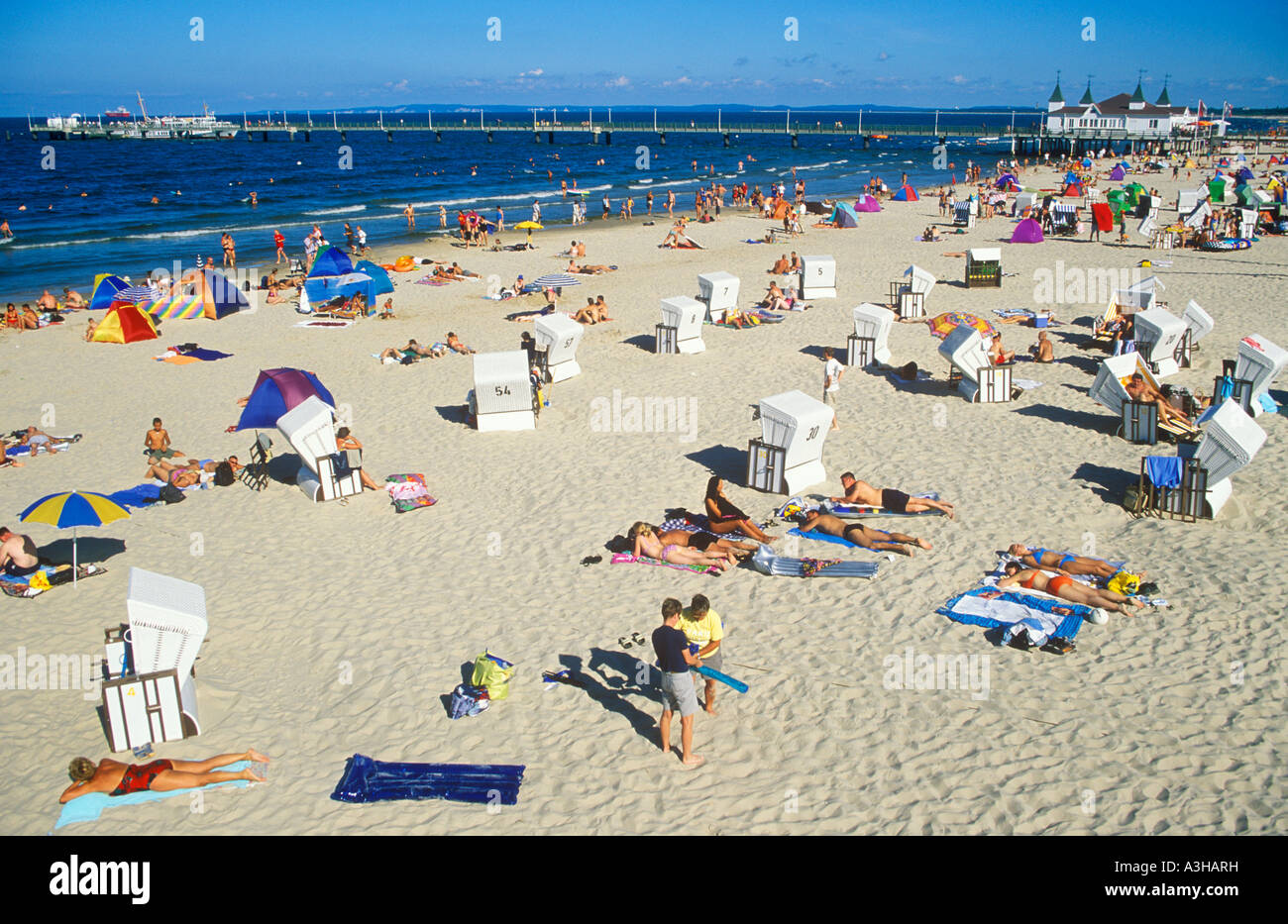 Pier et plage d'Ahlbeck sur l'île d'Usedom en mer Baltique dans le Mecklembourg Poméranie occidentale Banque D'Images