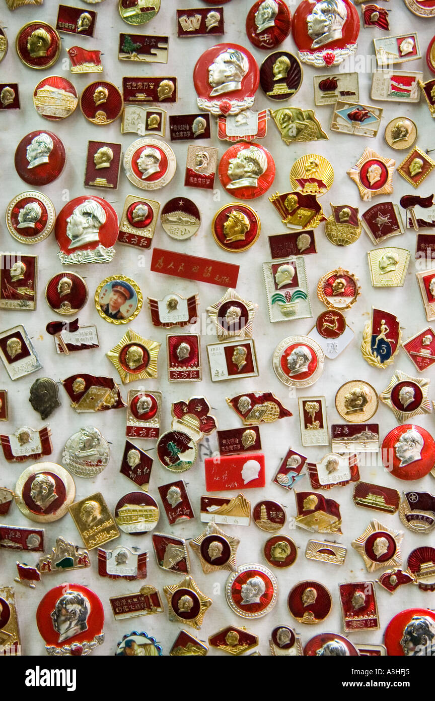 Mao Tse Tung rouge badge à la marché d'antiquités à Hong Kong SAR Chine Banque D'Images