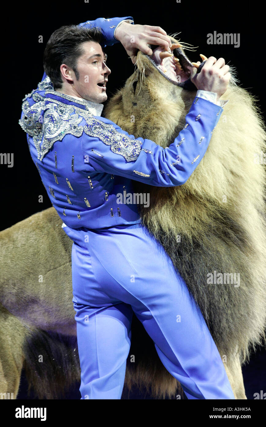 Lacey alexander avec les lions dans le cirque Banque D'Images