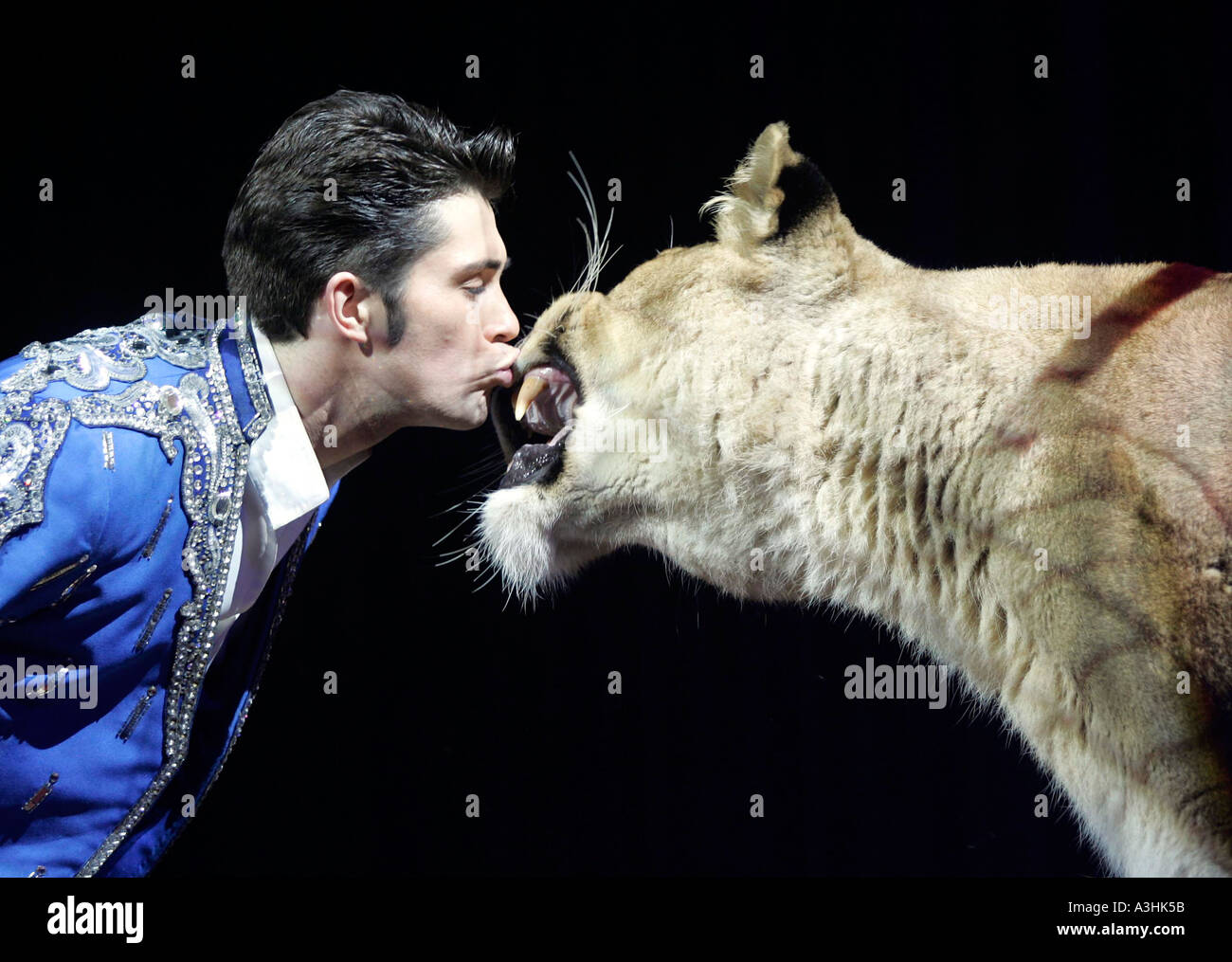 Alexander lacey embrasser un lion dans le cirque Banque D'Images