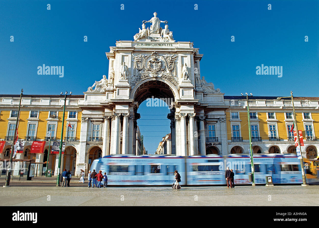 Portugal, Lisbonne : Tram passant devant l'Arc de Triomphe à Praca do Comercio Square Banque D'Images