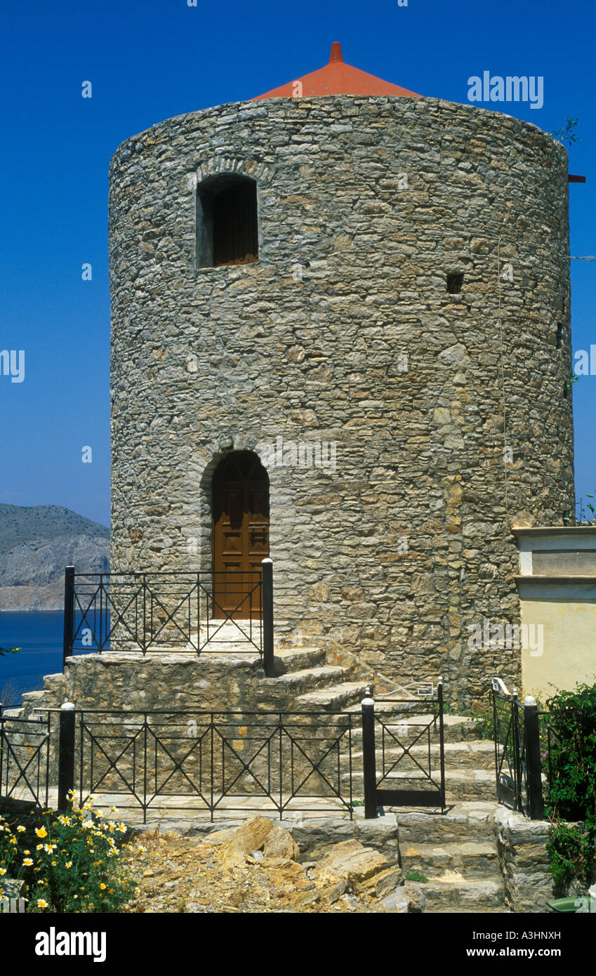 Ancien moulin à vent dans la capitale de l'île grecque de la mer Égée dans Simi Banque D'Images