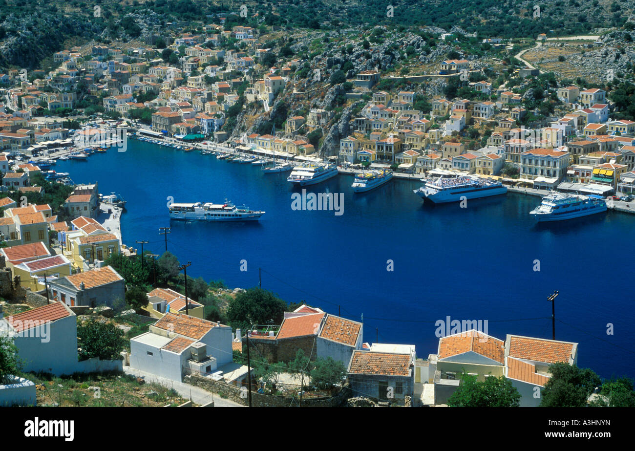 Port de la capitale de l'île grecque de la mer Égée dans Simi Photo — free download