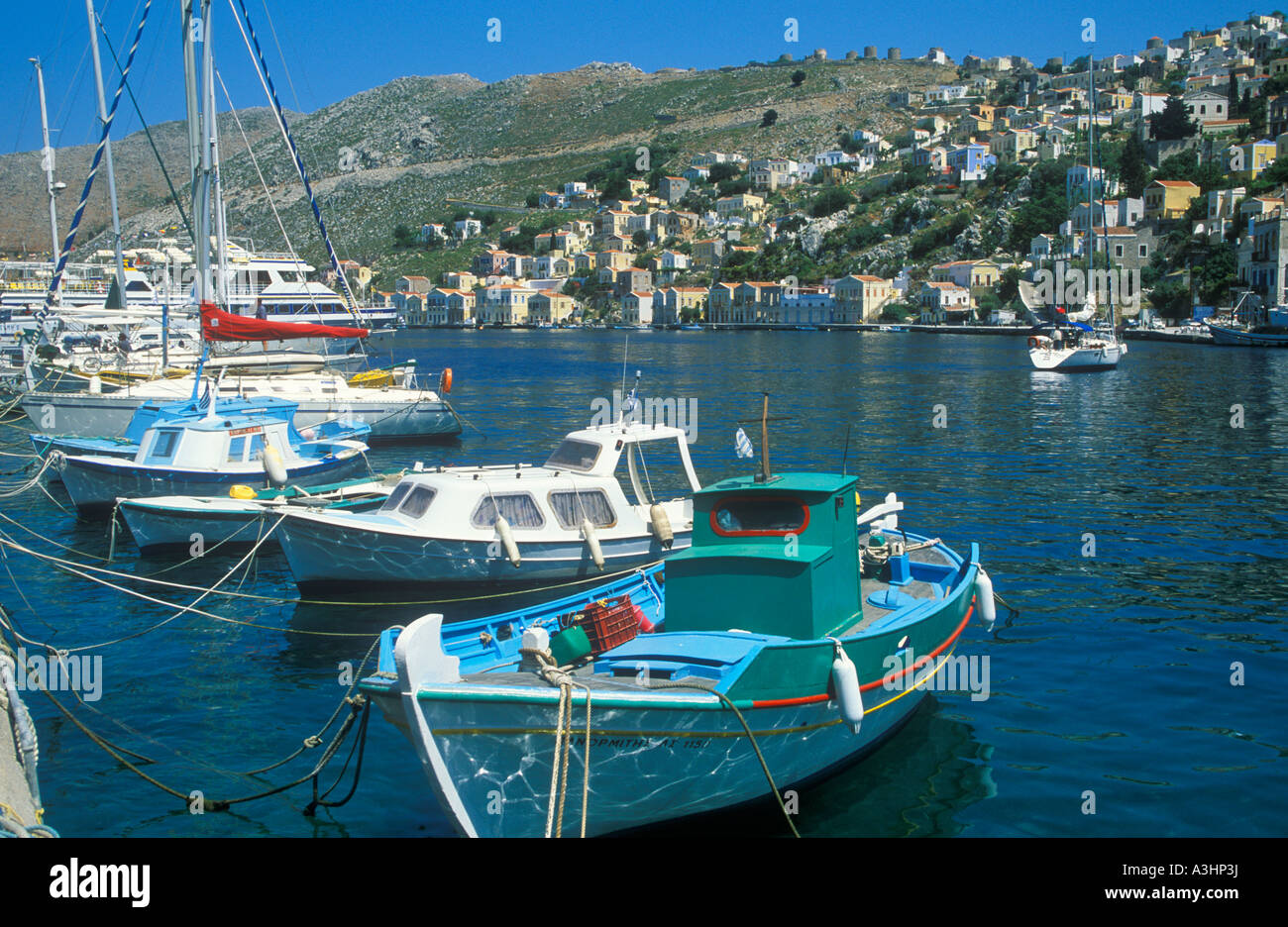 Le port de plaisance de la capitale de l'île grecque de la mer Égée dans Simi Banque D'Images