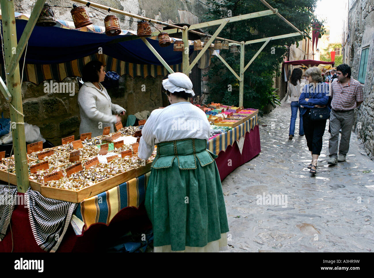Un traditionnel marché médiéval dans la ville historique de Peratallada, Catalogne, Costa Brava, Espagne Banque D'Images