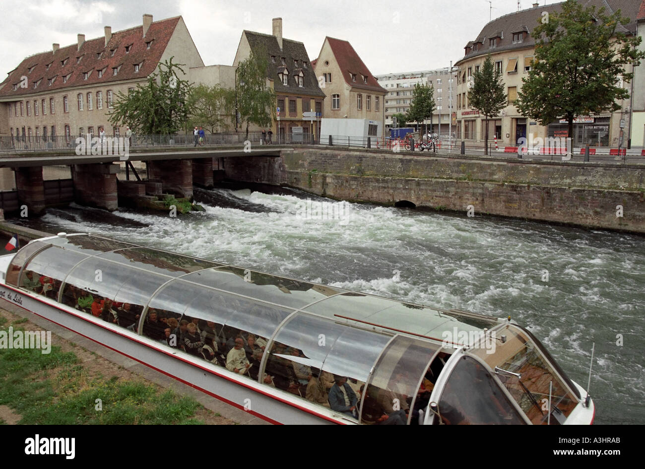 Bateau de tourisme passe par écluse de navigation dans le quartier de la Petite France de Strasbourg. Alsace, France. Banque D'Images
