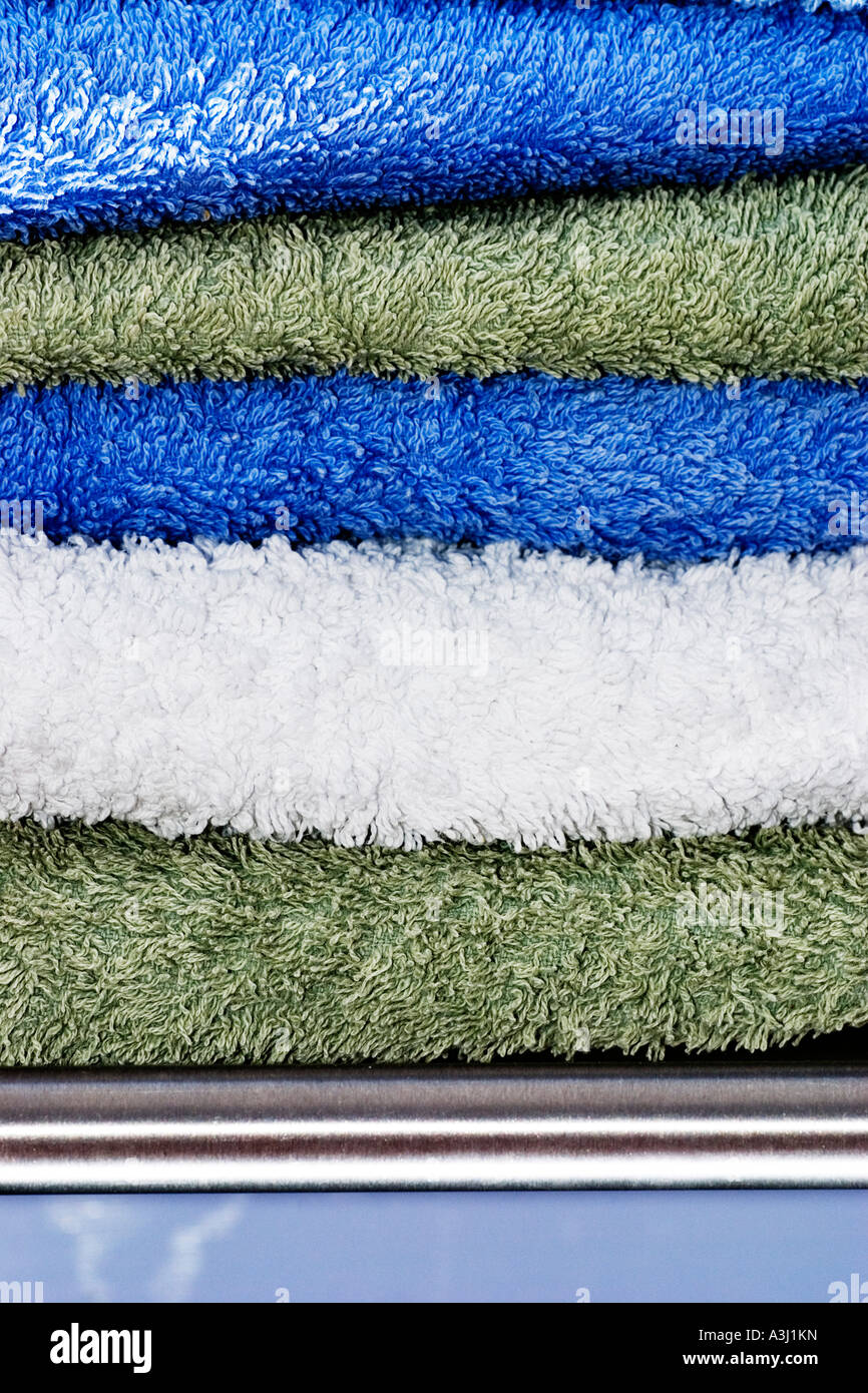 Pile de serviettes dans la salle de bains Banque D'Images