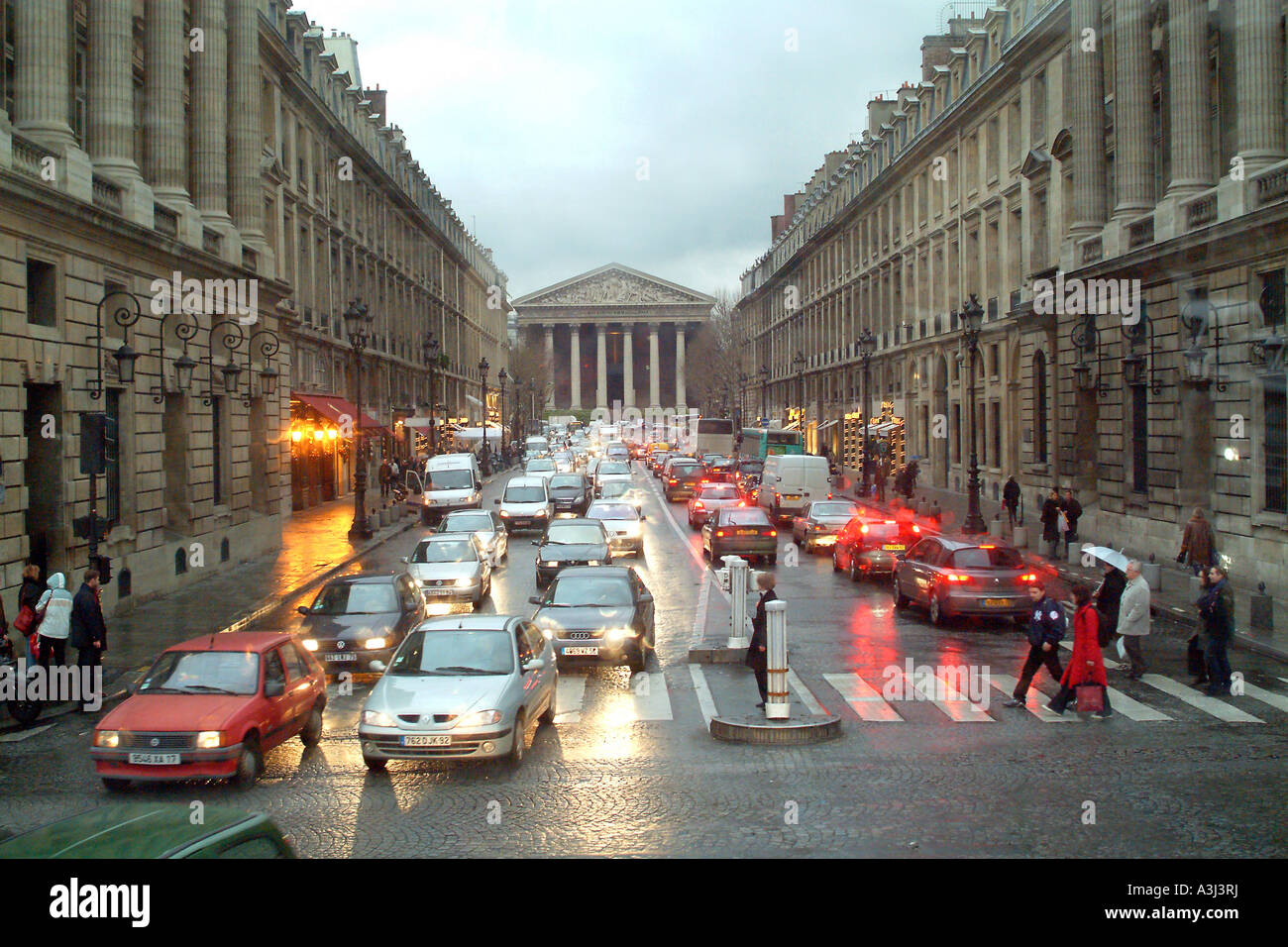 Trafic PARIS LE SOIR DE PLUIE. La France. L'EUROPE Banque D'Images