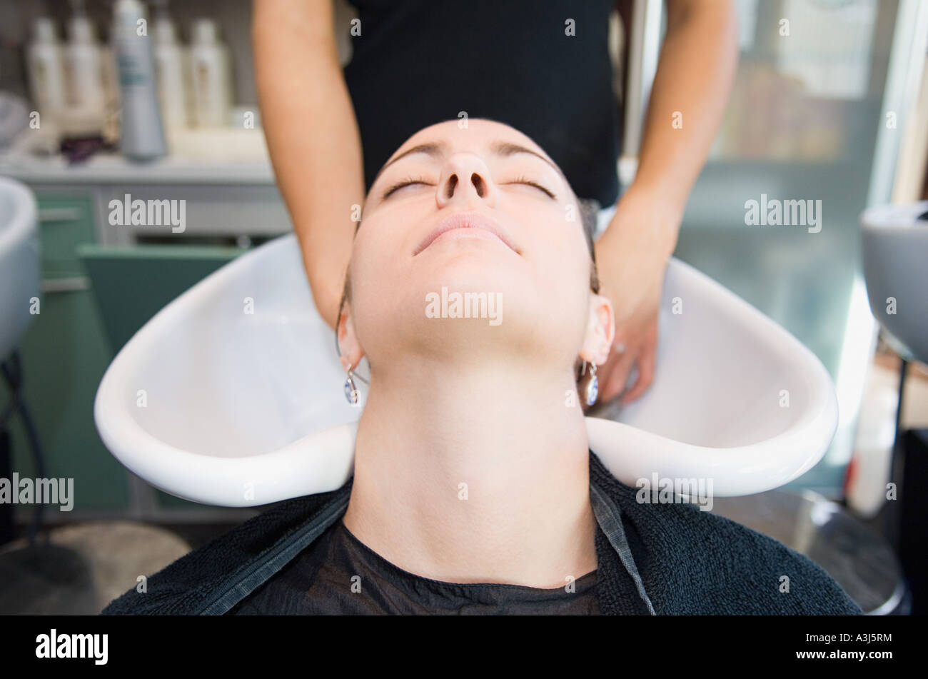 Après avoir lavé les cheveux d'une femme Banque D'Images