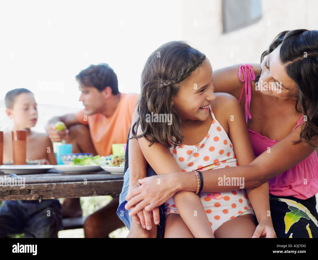 Mère et fille à vos repas en plein air Banque D'Images