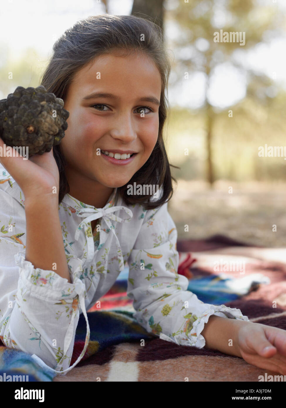 Girl holding a pine cone Banque D'Images