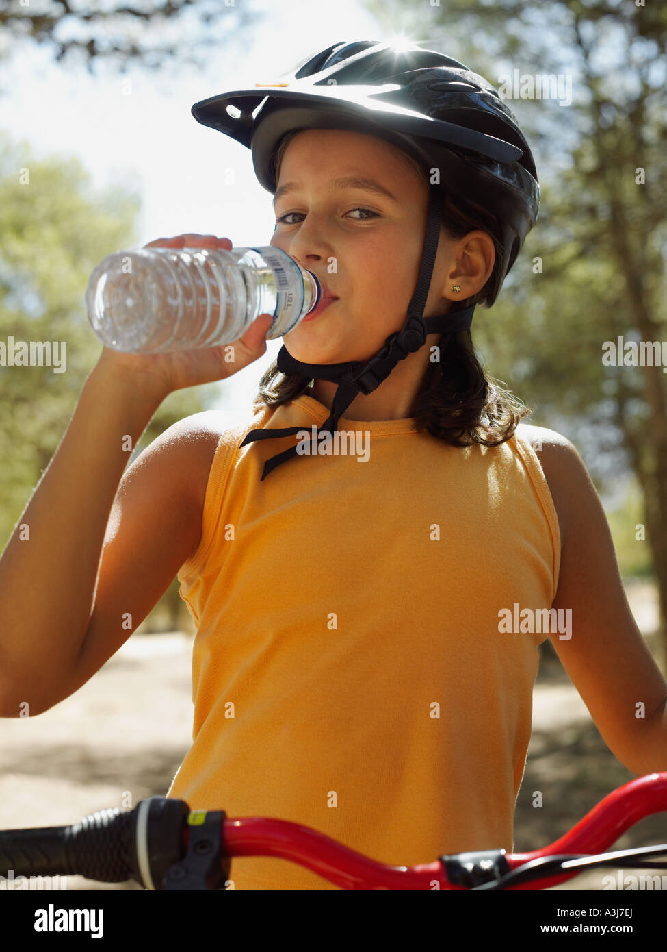 Fille sur un vélo de l'eau potable Banque D'Images