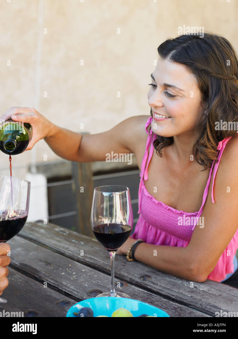 Woman pouring wine Banque D'Images