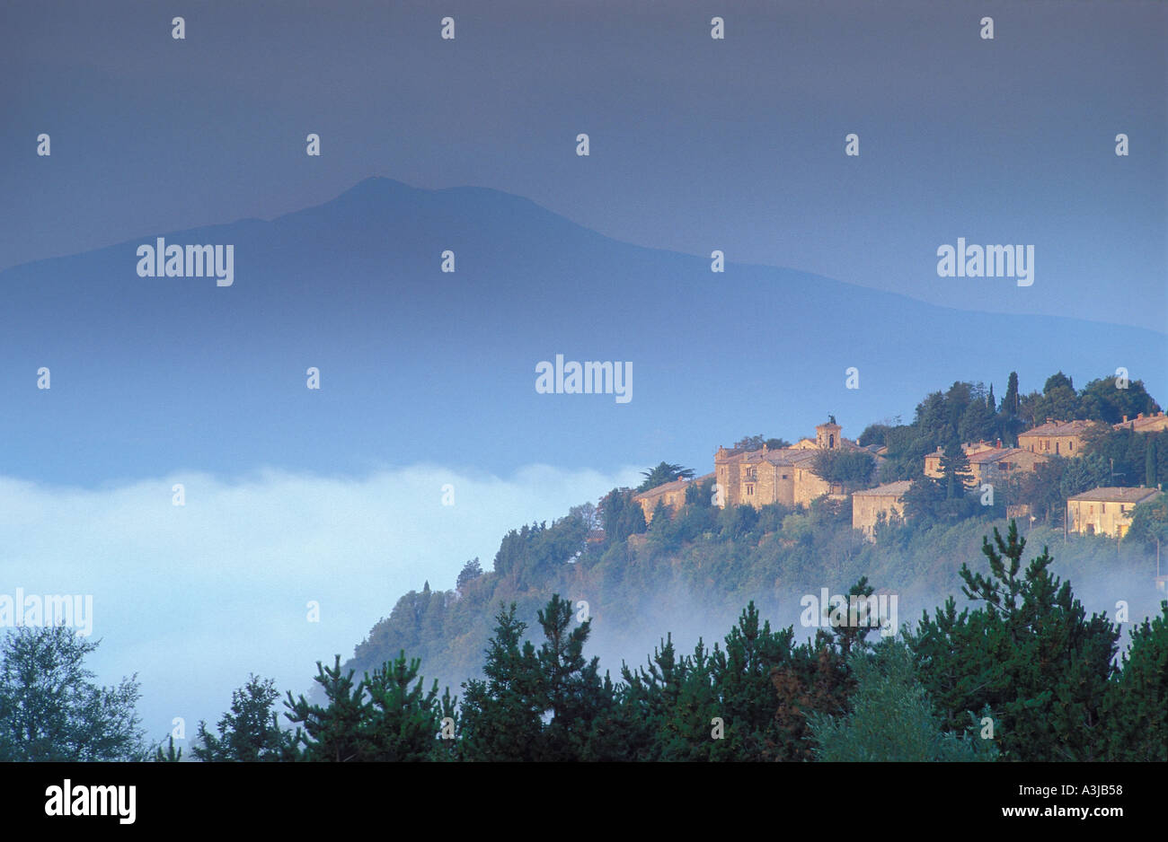 Le Mont Amiata et village Toscane Italie Banque D'Images