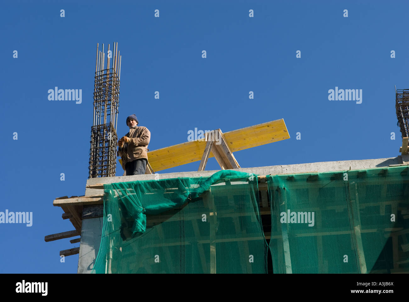 Les tiges d'armature en acier avec un travailleur dans un chantier de Bucarest Roumanie Banque D'Images