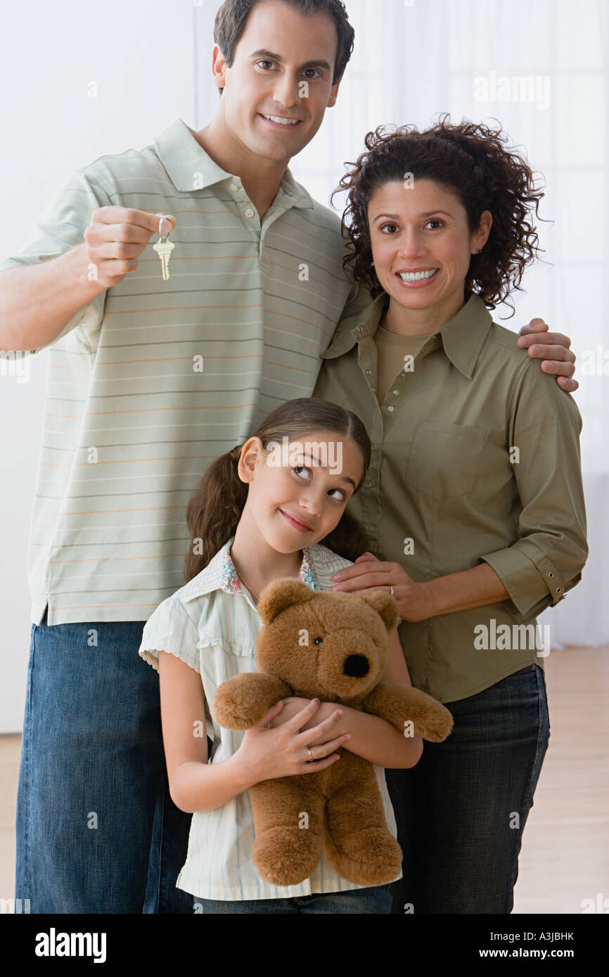 Family holding keys to new house Banque D'Images