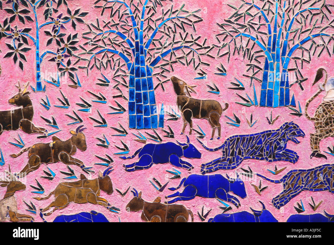 Laos Luang Prabang Vat Xieng Thong Site du patrimoine mondial de l'arbre de vie mosaïque impressionnant Banque D'Images