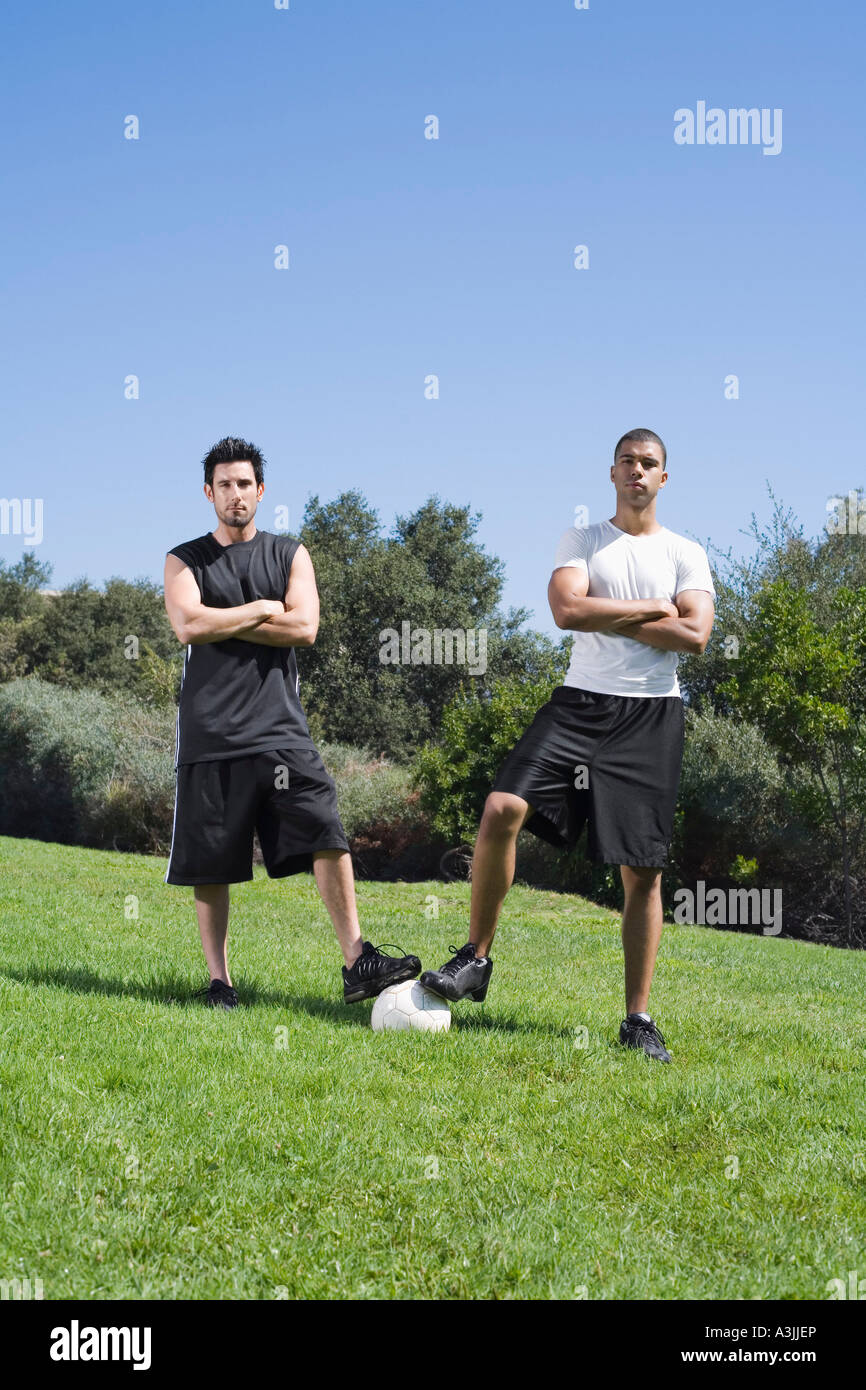 Portrait des hommes avec ballon de soccer Banque D'Images