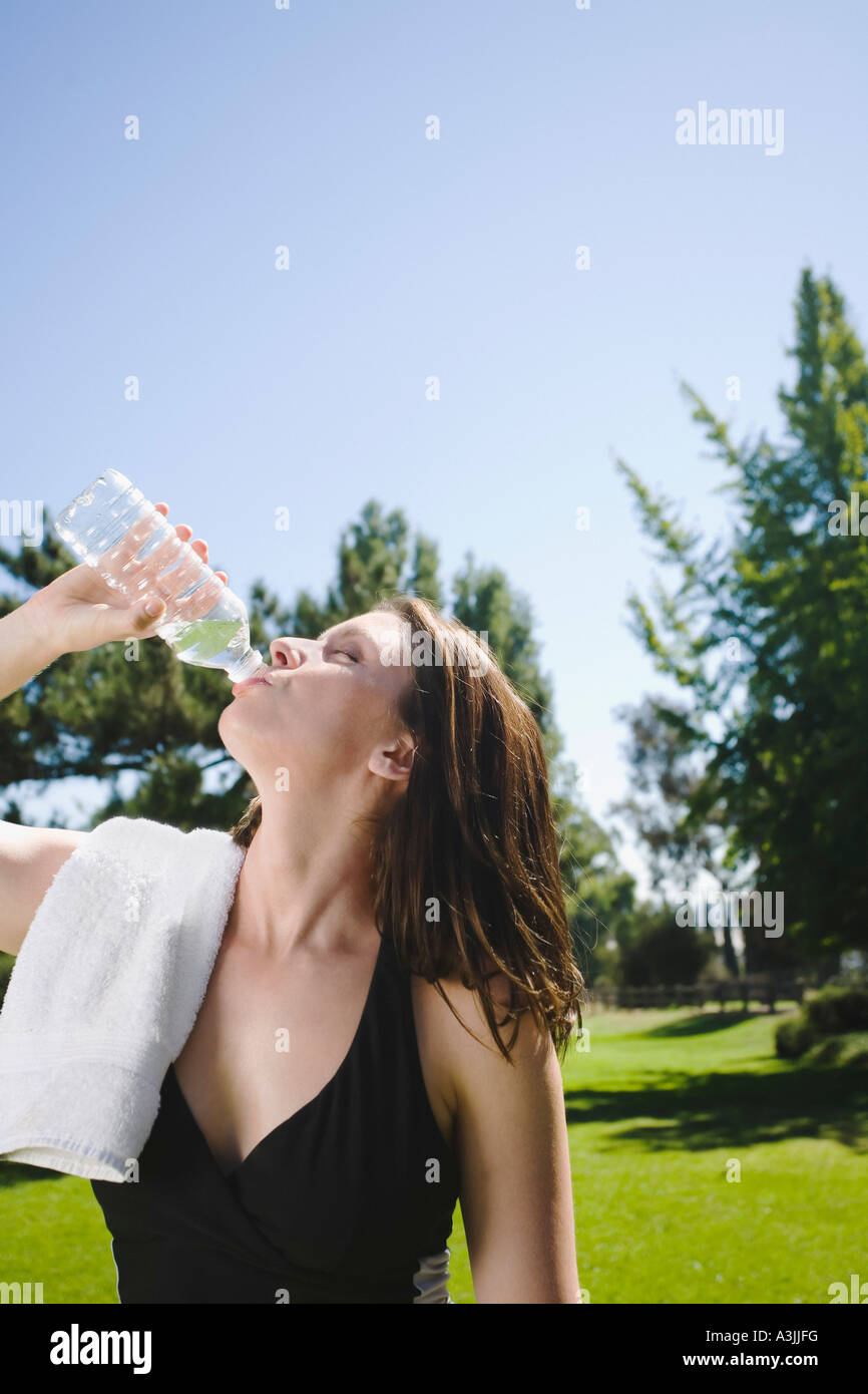 Femme buvant de l'eau en bouteille Banque D'Images