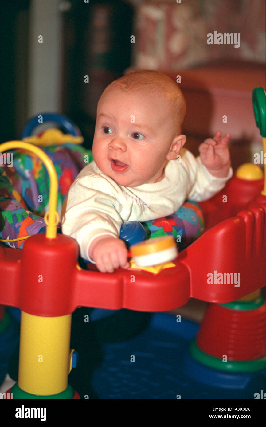 Bebe Age De 2 Mois Dans Le Centre D Activites De L Enfant A La Hate St Paul Minnesota Usa Photo Stock Alamy