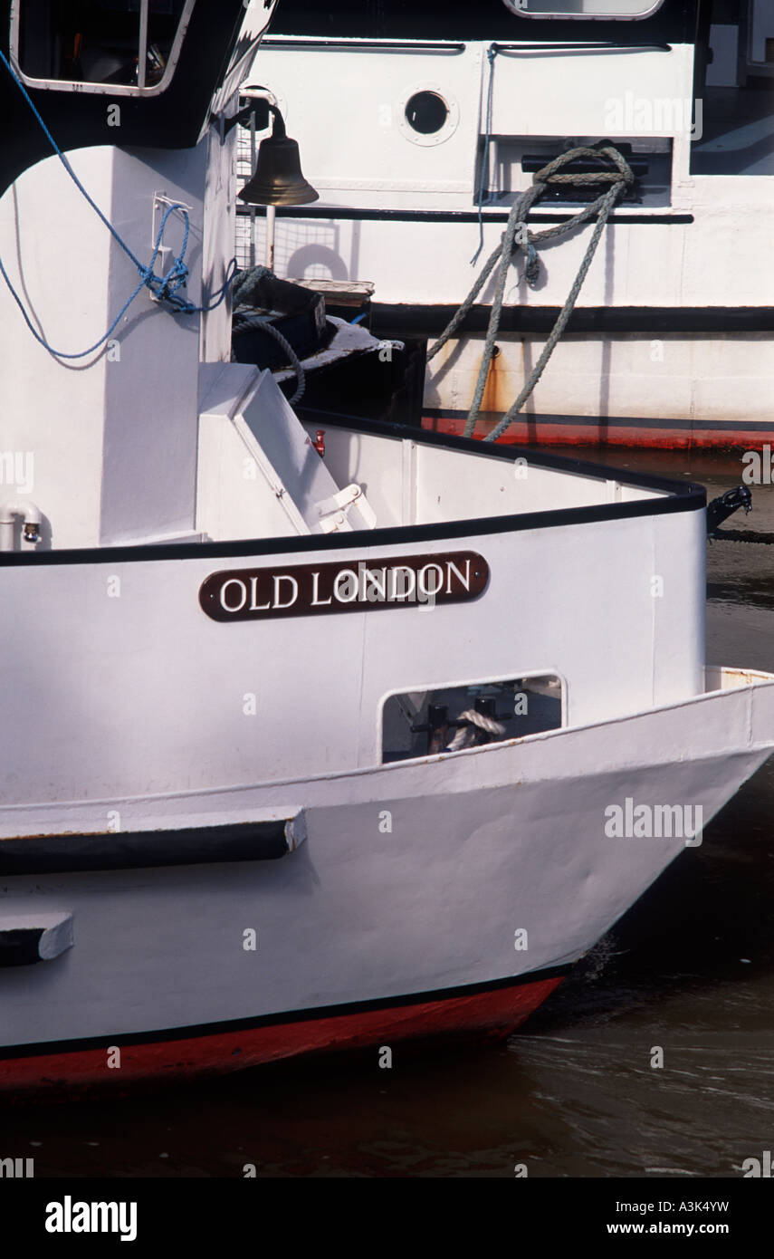 Old London : Nom sur la poupe de white London tour bateau amarré sur la Tamise, de Westminster, Londres, Angleterre Banque D'Images