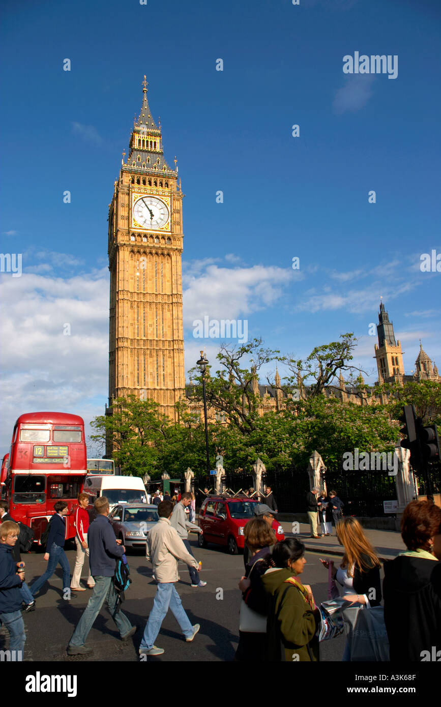 Les touristes avec Big Ben en arrière-plan Londres Angleterre Banque D'Images