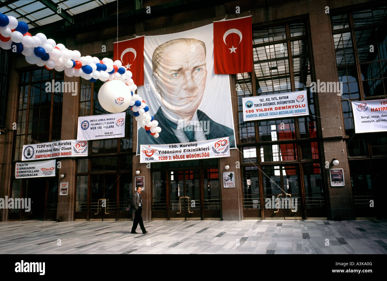 28 mars 2006 - bannières de fête pour les 150 ans de chemins de fer turcs à Ankara Gar (gare centrale). Banque D'Images