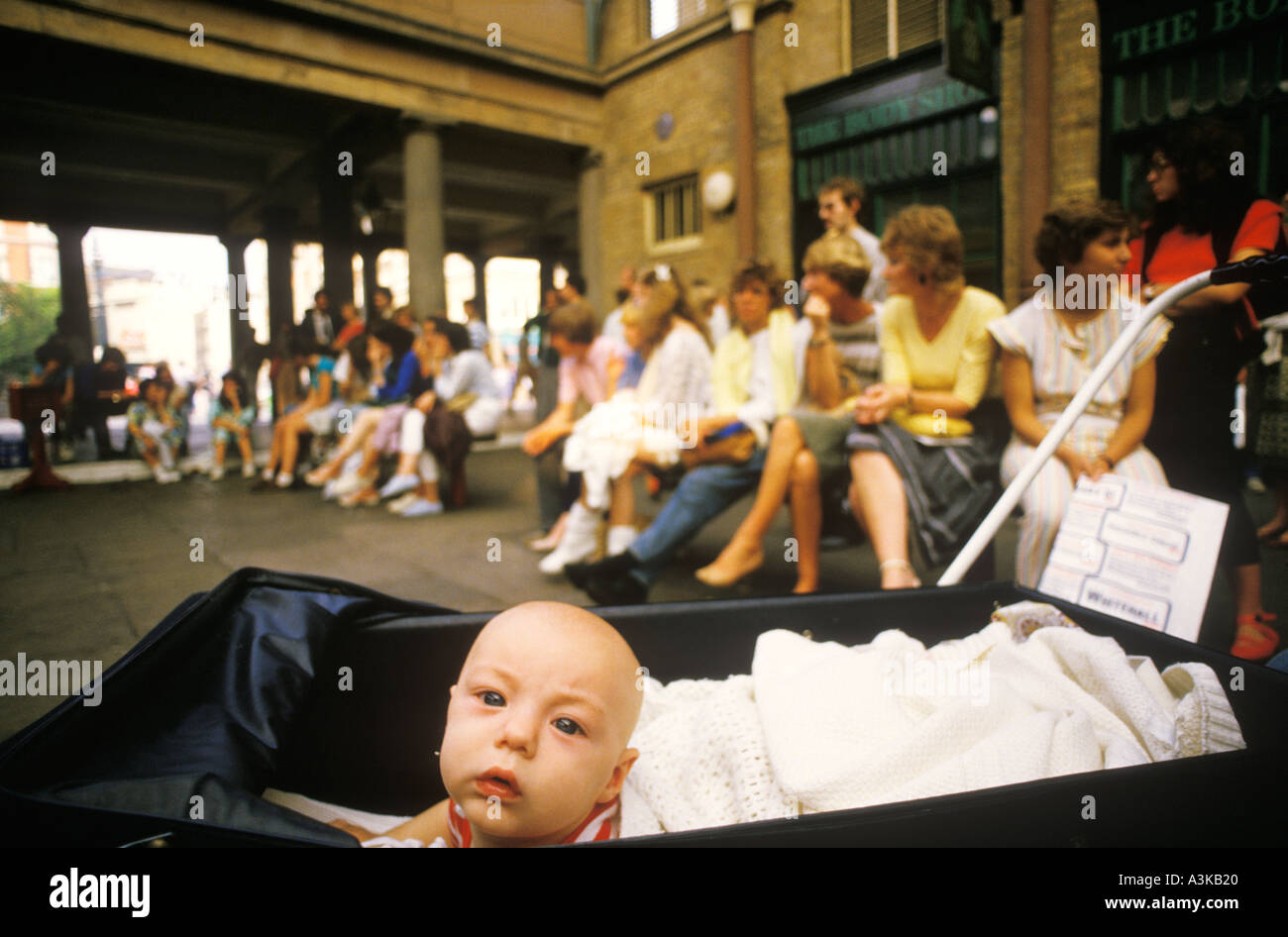 bébé des années 1990 dans la poussette regardant dehors pour voir ce qui se passe. En prêtant attention à l'environnement, alerte. Covent Garden Londres Angleterre 1994 Royaume-Uni HOMER SYKES Banque D'Images