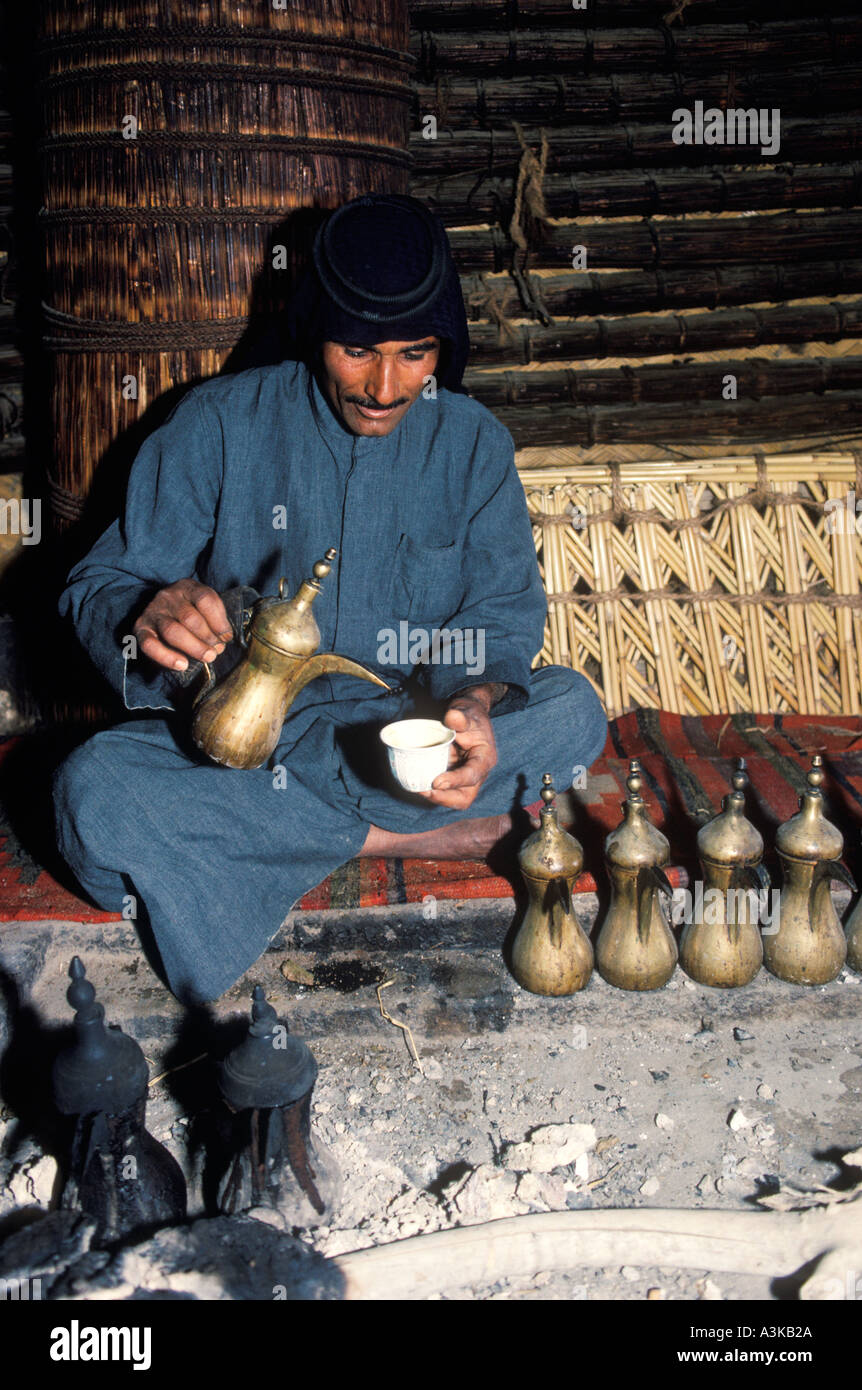 Marsh homme arabe Irak, dans la maison de roseau avec une ligne de cafetières. 1984. Sud de l ' Iraq près de Basra 1980s HOMER SYKES Banque D'Images