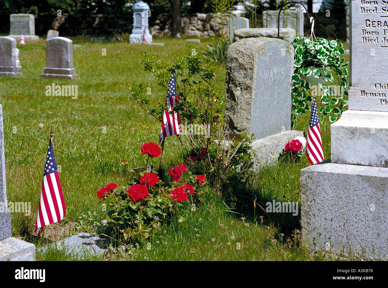 Dans un petit cimetière près de plage sur Cape Cod National, je vois des drapeaux sur les tombes des anciens combattants le 4 juillet Inde Banque D'Images