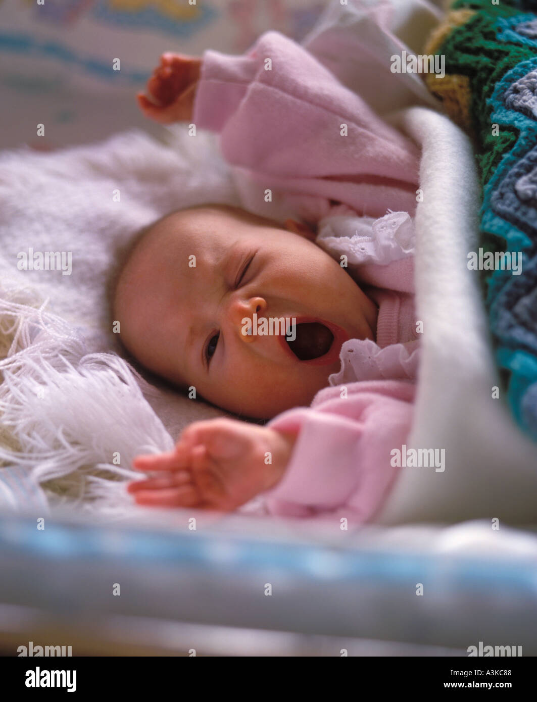 Nouveau bébé fille dans son berceau Photo Stock - Alamy