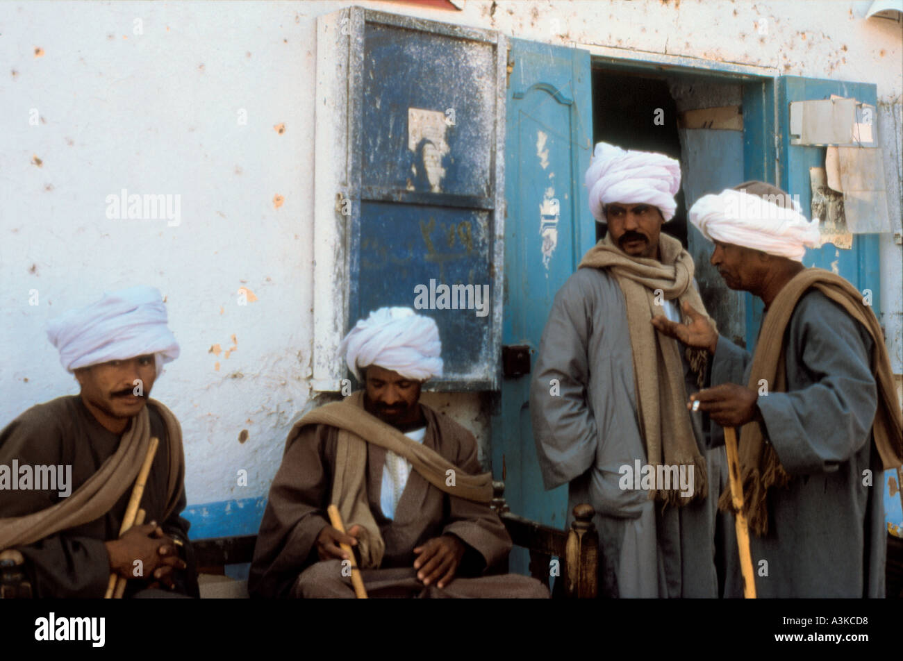 Hommes égyptiens assis par coffee house Louxor Égypte Banque D'Images