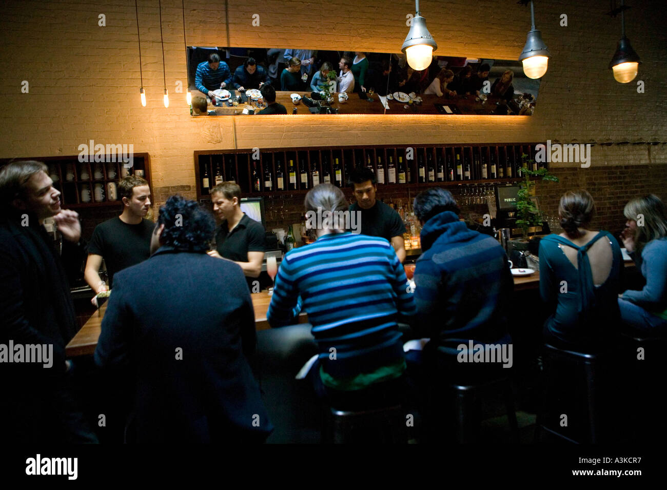 Vue sur le bar à l'intérieur de la fonction de la hanche restaurant pendant le brunch du dimanche matin dans le quartier de NoLIta de New York City NY US Banque D'Images