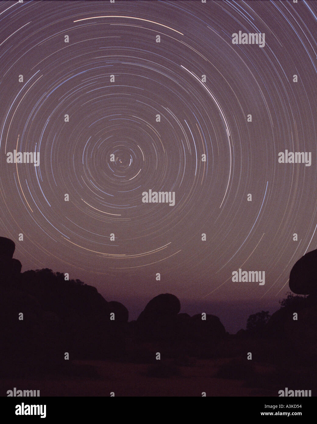 Une longue exposition de ciel nocturne au Devils Marbles en Territoire du Nord, Australie Banque D'Images