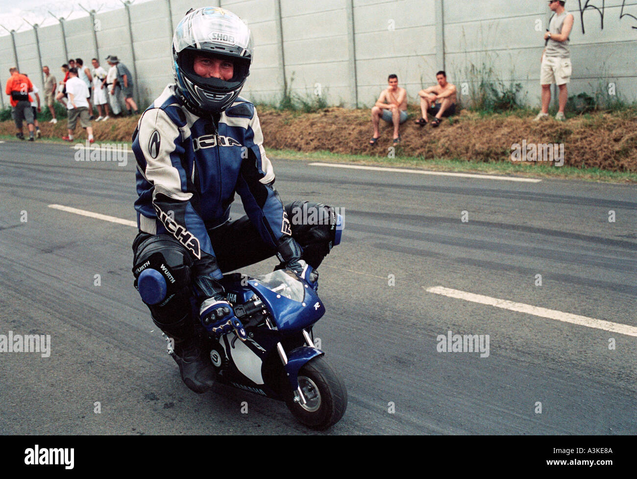 L'homme en cuir complet équitation une miniature de moto Yamaha R1 Photo  Stock - Alamy