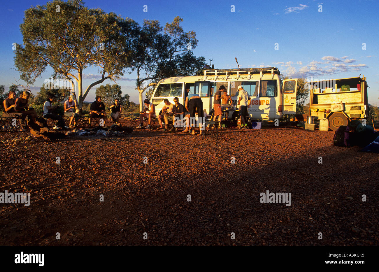 Groupe de touristes avec l'entraîneur au parc national de Karijini, Hamersley Range, Pilbara Banque D'Images